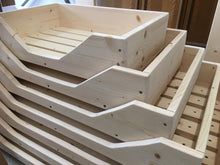 Lade das Bild in den Galerie-Viewer, Hundebett aus Holz für kleine/mittelgroße Hunde oder Katzen in Natur