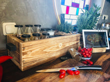 Lade das Bild in den Galerie-Viewer, Gewürzhalter Gewürzregal Utensilienbox Küche Tablethalter Rezeptehalter Holz geflammt