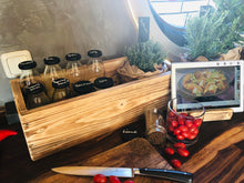 Lade das Bild in den Galerie-Viewer, Gewürzhalter Gewürzregal Utensilienbox Küche Tablethalter Rezeptehalter Holz geflammt