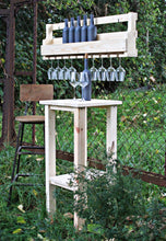 Lade das Bild in den Galerie-Viewer, Weinregal aus Holz für die Wand in Natur mit Gläserhalter