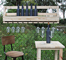 Lade das Bild in den Galerie-Viewer, Weinregal aus Holz für die Wand in Natur mit Gläserhalter