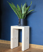 Lade das Bild in den Galerie-Viewer, Beistelltisch & Hocker aus massivem Holz - (Natur) - fertig montiert