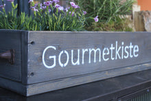 Lade das Bild in den Galerie-Viewer, Blumenkasten " Das Original von Dekorie " aus Holz mit Schriftzug und Eisen Griffen 50 - 90 cm breit / 19,5 cm tief / in Schwarz