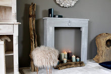Lade das Bild in den Galerie-Viewer, Kaminkonsole Dekokamin Kaminsims aus Holz | fertig montiert grau