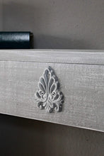 Lade das Bild in den Galerie-Viewer, Kaminkonsole Dekokamin Kaminsims aus Holz | fertig montiert grau