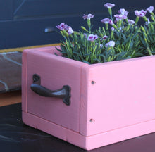 Lade das Bild in den Galerie-Viewer, Blumenkasten " Das Original von Dekorie " aus Holz mit Eisen Griffen 30 - 90 cm breit / 19,5 cm tief / in pink