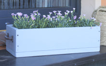 Lade das Bild in den Galerie-Viewer, Blumenkasten " Das Original von Dekorie " aus Holz mit Eisen Griffen 30 - 90 cm breit / 19,5 cm tief / in grau