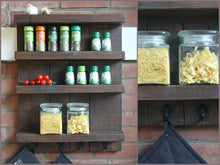 Lade das Bild in den Galerie-Viewer, Gewürzregal aus Holz für die Wand mit Haken - Braun - 4 Stellflächen