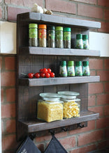 Lade das Bild in den Galerie-Viewer, Gewürzregal aus Holz für die Wand mit Haken - Braun - 4 Stellflächen