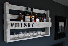 Lade das Bild in den Galerie-Viewer, Whisky Regal aus Holz mit Gläserhalter Weiß mit Druck