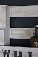 Lade das Bild in den Galerie-Viewer, Whisky Regal aus Holz mit Gläserhalter Weiß mit Druck