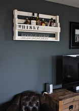 Lade das Bild in den Galerie-Viewer, Whisky Regal aus Holz mit Gläserhalter Weiß mit Druck