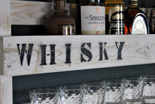 Lade das Bild in den Galerie-Viewer, Whisky Regal aus Holz mit Gläserhalter Weiß mit Druck