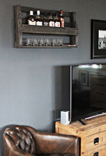 Lade das Bild in den Galerie-Viewer, Whisky Regal mit Gläserhalter schwarz aus Holz