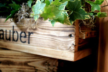 Lade das Bild in den Galerie-Viewer, Blumenkasten aus Holz in Geflammt mit Schriftzug