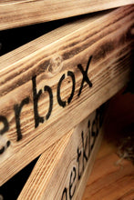 Lade das Bild in den Galerie-Viewer, Blumenkasten aus Holz in Geflammt mit Schriftzug