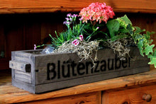 Lade das Bild in den Galerie-Viewer, Blumenkasten aus Holz in Braun mit Schriftzug