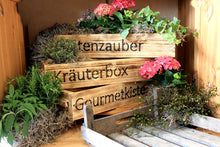 Lade das Bild in den Galerie-Viewer, Blumenkasten aus Holz in Geflammt mit Schriftzug