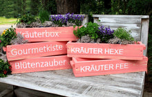 Lade das Bild in den Galerie-Viewer, Blumenkasten aus massivem Holz in Rosa mit Leinen Griffen und Aufdruck