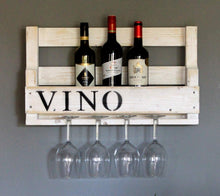 Lade das Bild in den Galerie-Viewer, Weinregal aus Holz in Weiß mit Gläserhalter und VINO Schriftzug