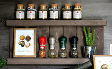Lade das Bild in den Galerie-Viewer, Gewürzregal aus Holz - für die Wand oder stehend - Braun - 2 Stellflächen
