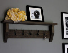 Lade das Bild in den Galerie-Viewer, Dekorie Holz Flur Garderobe Schlüsselbord Schlüsselbrett im Landhaus Stil braun fertig montiert