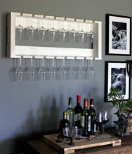 Lade das Bild in den Galerie-Viewer, Weinglasregal aus massivem Holz Farbe Weiß für Wein - und Sektgläser