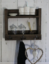 Lade das Bild in den Galerie-Viewer, Holz Badregal mit Haken für Handtücher Shabby Vintage braun fertig montiert