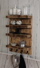 Lade das Bild in den Galerie-Viewer, Holz Badregal mit Haken für Handtücher Shabby Vintage Braun geflammt fertig montiert