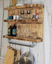 Lade das Bild in den Galerie-Viewer, Küchenregal aus massivem Holz - Geflammt - Vintage Gewürzregal für die Wand inklusive einer Aufhängung für Töpfe