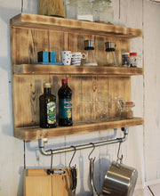 Lade das Bild in den Galerie-Viewer, Küchenregal aus massivem Holz - Geflammt - Vintage Gewürzregal für die Wand inklusive einer Aufhängung für Töpfe