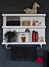 Lade das Bild in den Galerie-Viewer, Badregal aus Holz - Farbe: Weiß - Vintage Badezimmer Regal für die Wand inklusive Aufhängung für Handtücher