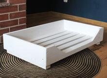 Lade das Bild in den Galerie-Viewer, Hundebett 60-100 cm x 40-60 cm aus Holz für kleine mittlere große Hunde und Katzen in Weiß