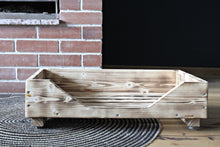 Lade das Bild in den Galerie-Viewer, Hundebett aus Holz für kleine/mittelgroße Hunde und Katzen in geflammt