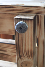 Lade das Bild in den Galerie-Viewer, Hundebett aus Holz für kleine/mittelgroße Hunde und Katzen in geflammt