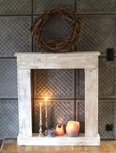 Lade das Bild in den Galerie-Viewer, Kaminumrandung mit Sockel Dekokamin Kaminsims Antikweiß Shabby Vintage fertig montiert