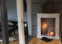 Lade das Bild in den Galerie-Viewer, Kaminumrandung mit Sockel Dekokamin Kaminsims Antikweiß Shabby Vintage fertig montiert