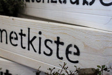 Lade das Bild in den Galerie-Viewer, Blumenkasten aus Holz in Weiß mit Schriftzug