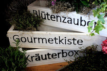Lade das Bild in den Galerie-Viewer, Blumenkasten aus Holz in Weiß mit Schriftzug