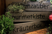 Lade das Bild in den Galerie-Viewer, Blumenkasten aus Holz in Braun mit Schriftzug