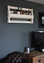Lade das Bild in den Galerie-Viewer, Whisky Regal aus Holz - mit Gläserhalter - Weiß - Industrie Stil - fertig montiert - Wandbar