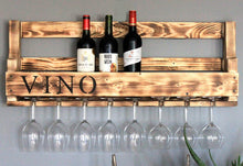 Lade das Bild in den Galerie-Viewer, Weinregal aus Holz mit Gläserhalter und VINO Schriftzug Geflammt