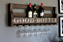 Lade das Bild in den Galerie-Viewer, Weinregal aus Holz mit Gläserhalter und GOOD BOTTLE Schriftzug Braun