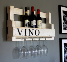 Lade das Bild in den Galerie-Viewer, Weinregal aus Holz in Weiß mit Gläserhalter und VINO Schriftzug