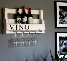 Lade das Bild in den Galerie-Viewer, Weinregal aus Holz in Weiß mit Gläserhalter und VINO Schriftzug