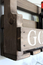 Lade das Bild in den Galerie-Viewer, Weinregal aus Holz mit Gläserhalter und GOOD BOTTLE Schriftzug Braun
