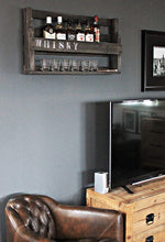 Lade das Bild in den Galerie-Viewer, Whisky Regal aus Holz mit Gläserhalter und WHISKY Schriftzug Schwarz