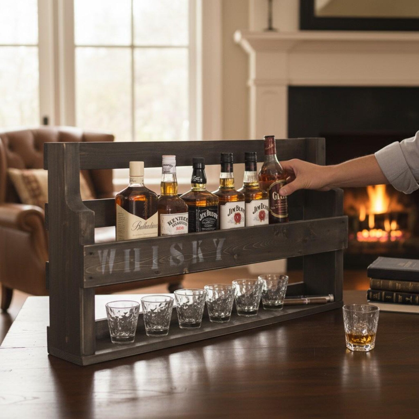 Whisky Regal aus Holz mit Gläserhalter und WHISKY Schriftzug Schwarz – Dekorie GmbH