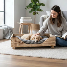 Lade das Bild in den Galerie-Viewer, Hundebett aus Holz für kleine/mittelgroße Hunde und Katzen in geflammt
