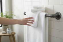 Lade das Bild in den Galerie-Viewer, Badregal aus Massivholz mit Industrial Handtuchhalter – Wandregal Kiefer natur – Badezimmer Regal Handarbeit – Küchenregal
